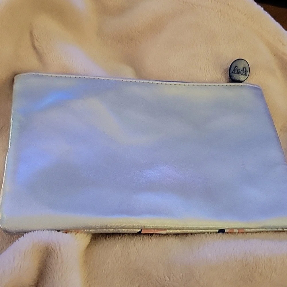 Ipsy silver bag pink white red navy blue beach umbrellas zipper closure EUC …